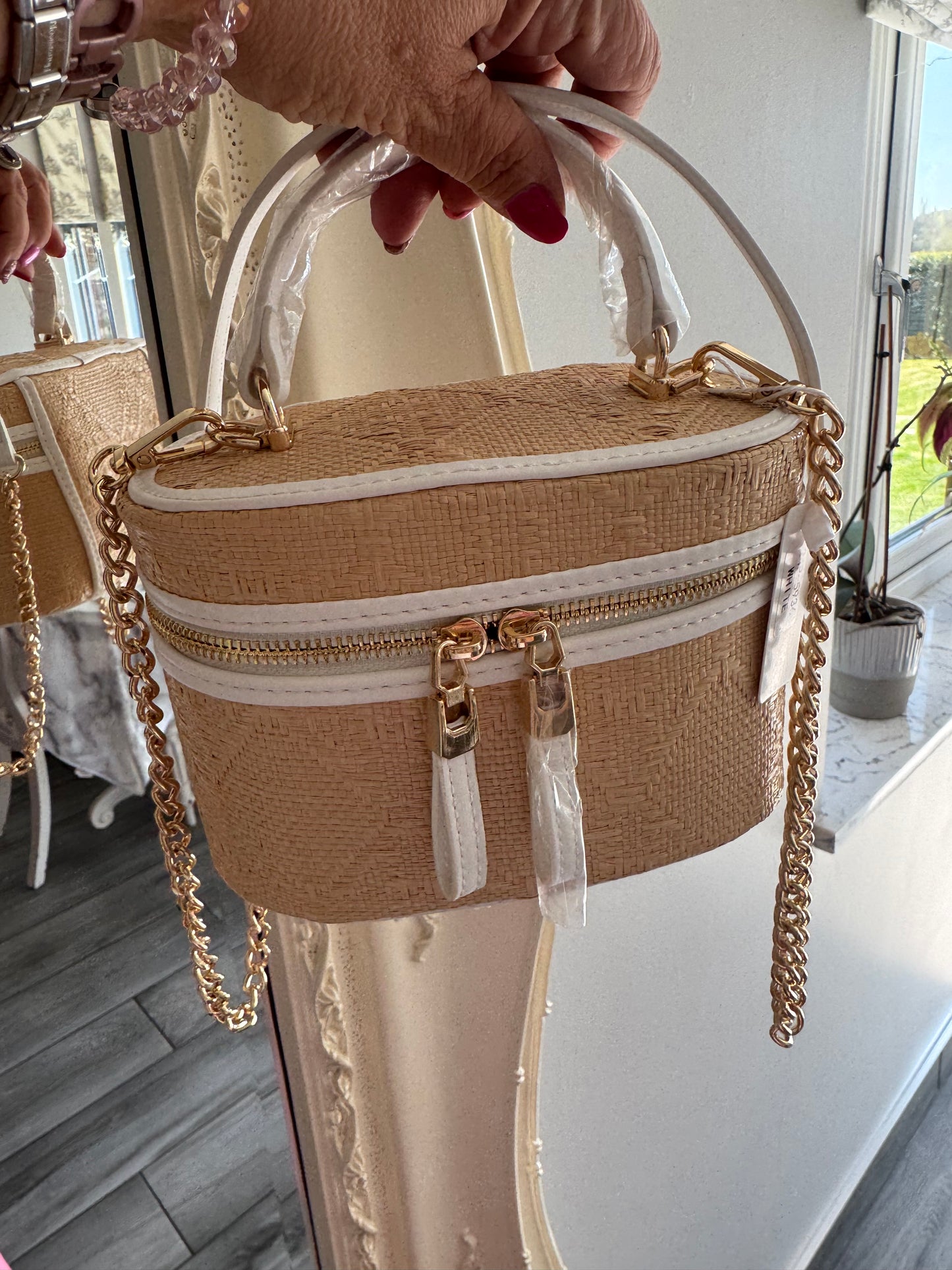 Gloria handbag with gold chain shoulder strap