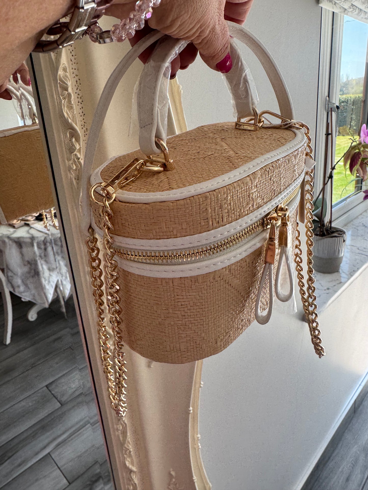 Gloria handbag with gold chain shoulder strap