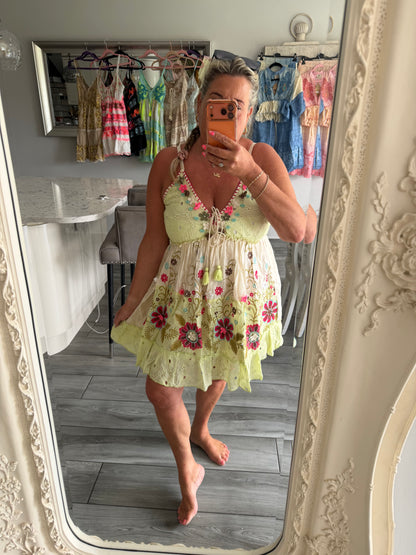 Monroe pretty strappy dress pretty flower details