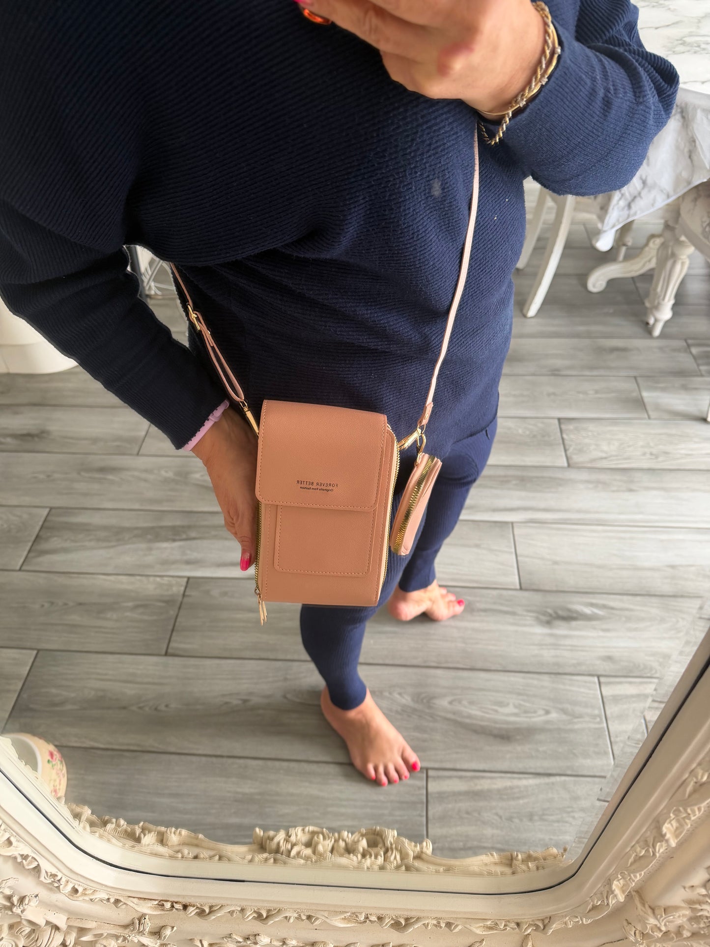 Suzie crossbody bag with coin purse and touchable screen for phone