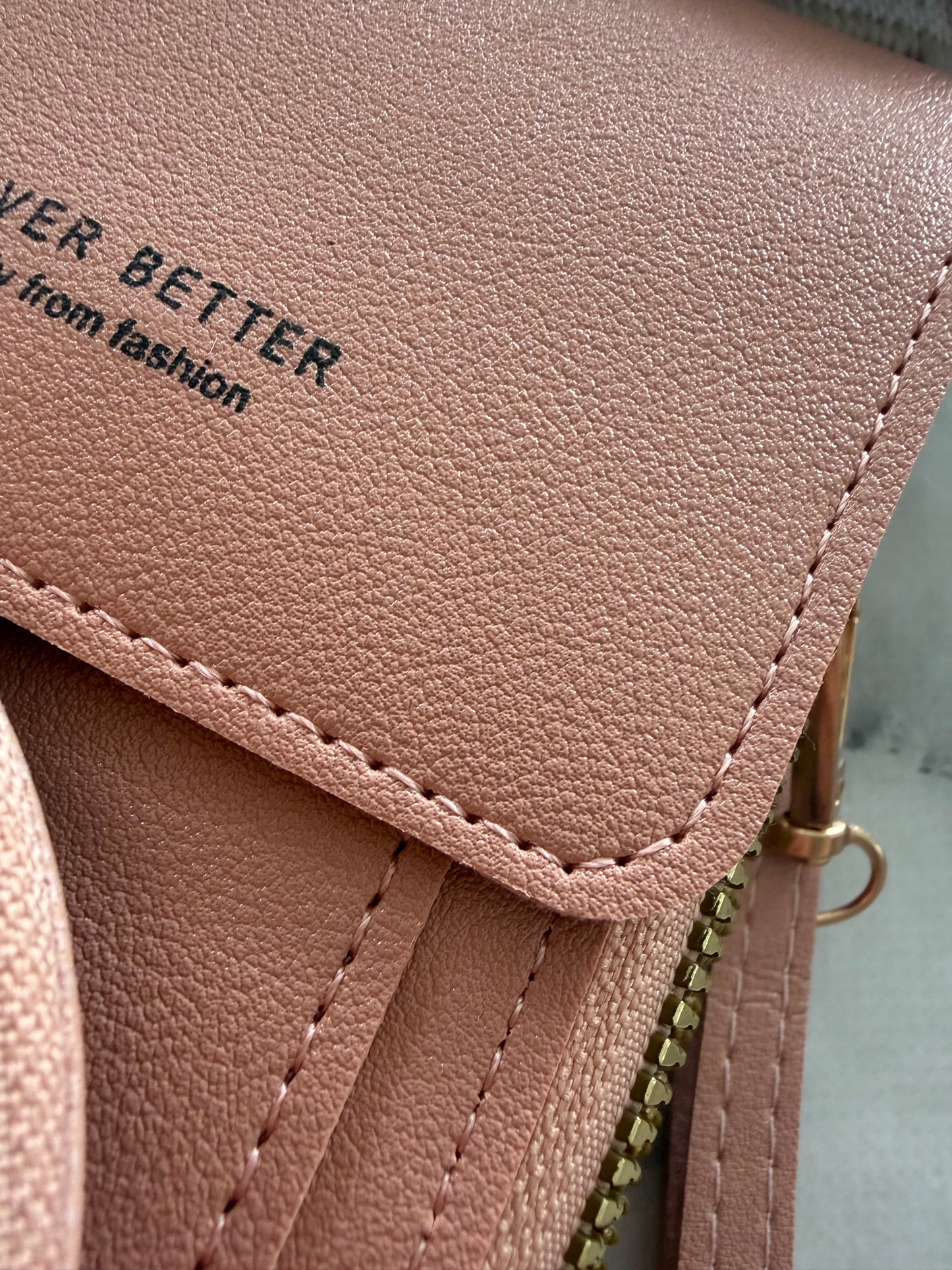 Suzie crossbody bag with coin purse and touchable screen for phone