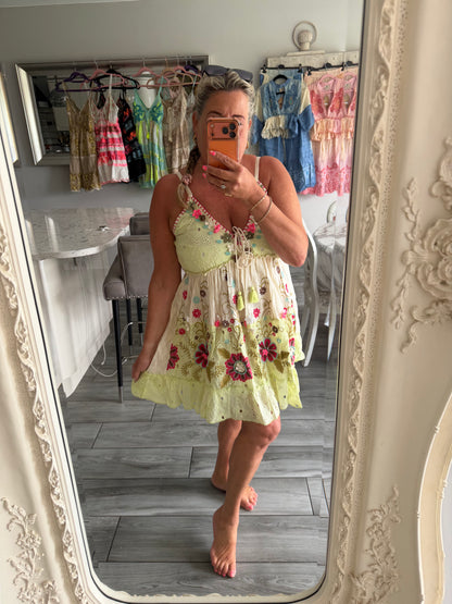 Monroe pretty strappy dress pretty flower details