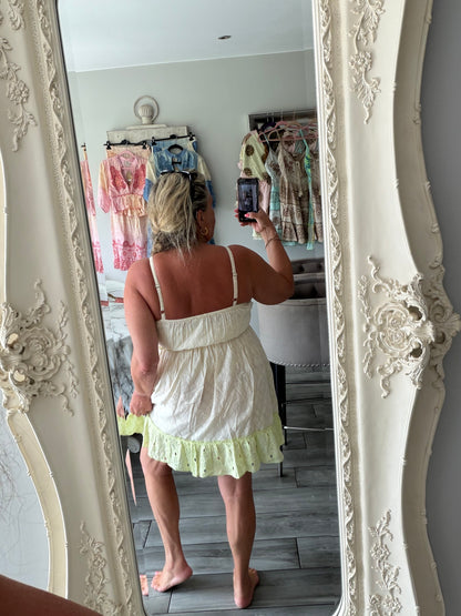 Monroe pretty strappy dress pretty flower details