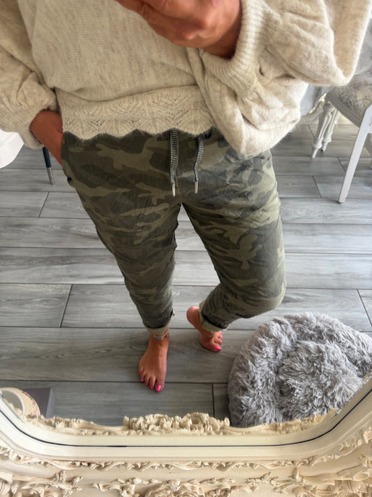 Saskia camo magic trousers