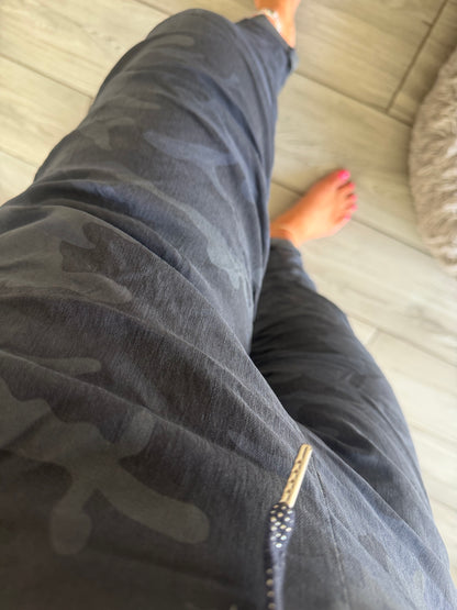 Saskia camo magic trousers