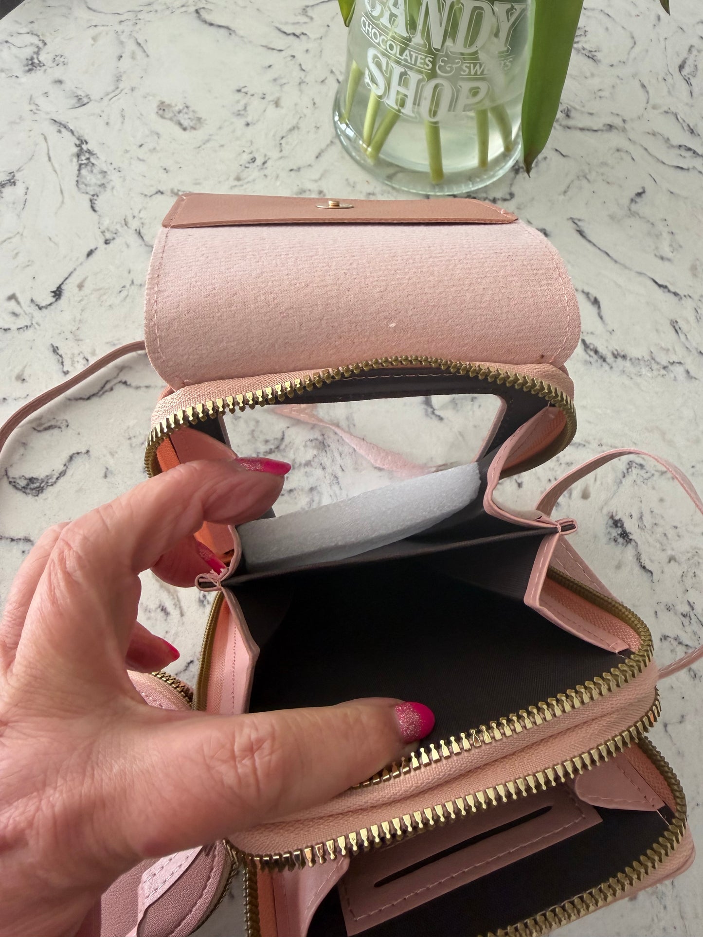 Suzie crossbody bag with coin purse and touchable screen for phone