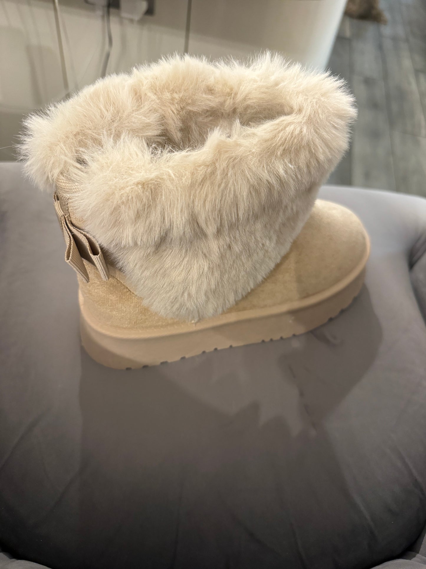 Chichi Boot
BEIGE FAUX FUR LINED CHUNKY PLATFORM BOW DETAIL FUR COLLAR ANKLE BOOTS