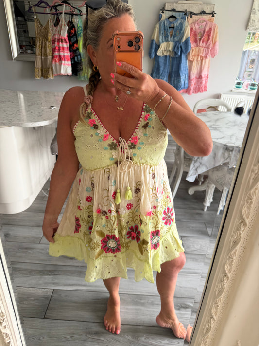 Monroe pretty strappy dress pretty flower details